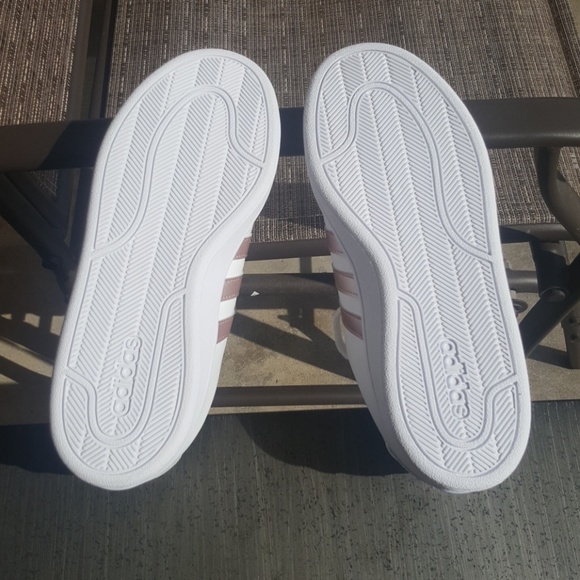 Super cute Adidas - Picture 3 of 4